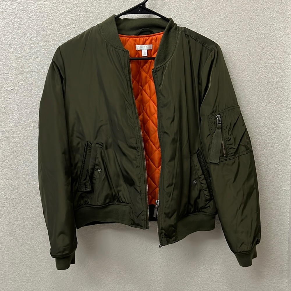 BOMBER JACKET.